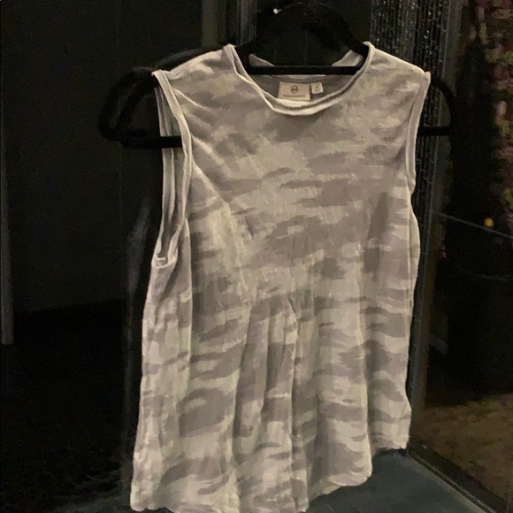 AG grey toned camo muscle tank size xs. - Picture 4 of 8